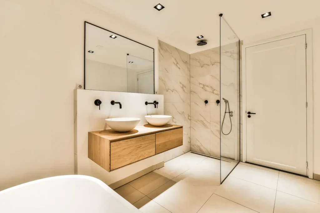 Salle de bains lumineuse après rénovation complète au Luxembourg